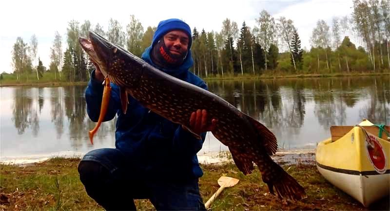 Aivo Jõeorg veekogu ääres kalastuse ja välitööde kontekstis